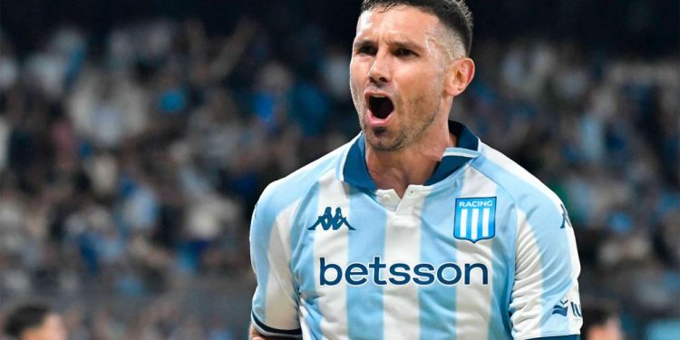 Racing festejó ante Estudiantes RC con un doblete de Maravilla
