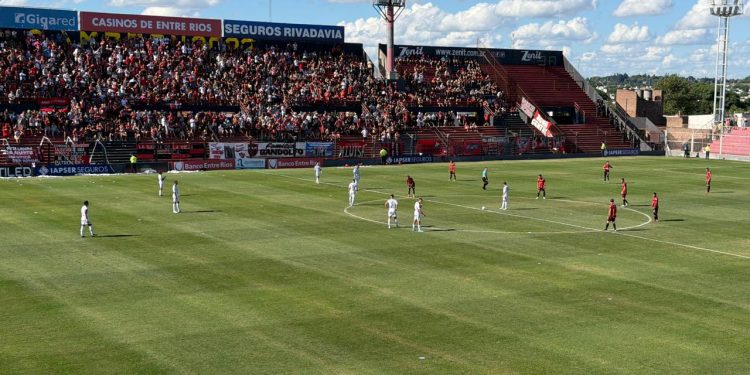 Al descanso: Patronato y Colón empatan sin goles