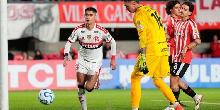 Estudiantes y Flamengo quedaron a mano en La Plata