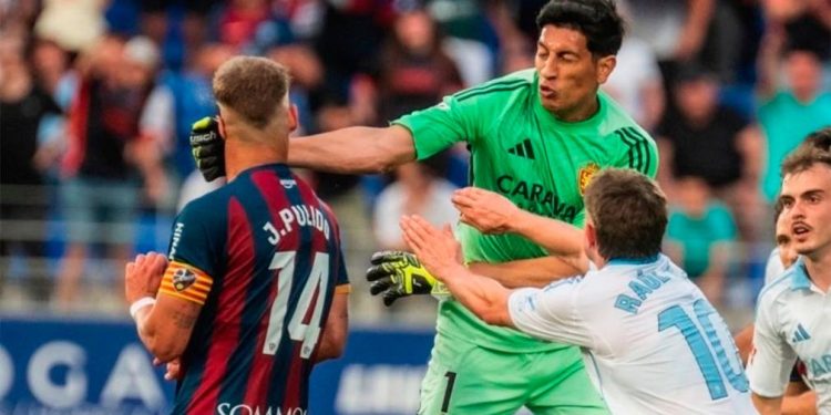 Escándalo en España: Andrada fue expulsado, reaccionó con una trompada y provocó una batalla campal