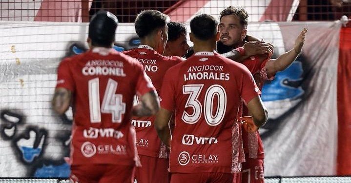 Argentinos venció al Decano y dio un paso clave