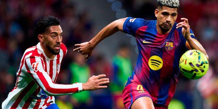 Barcelona amargó sobre el final al Atlético de los argentinos