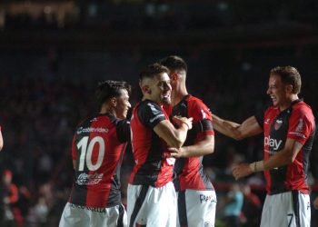 Colón ganó, gustó, goleó y quedó como único líder