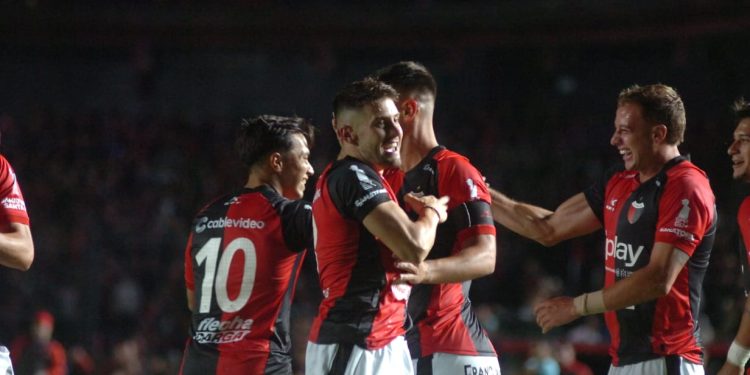 Colón ganó, gustó, goleó y quedó como único líder