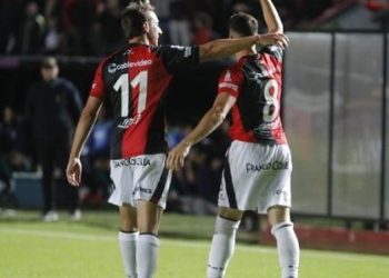 Colón ganó, gustó, goleó y quedó como único líder