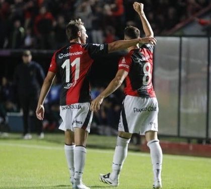 Colón ganó, gustó, goleó y quedó como único líder
