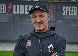 Riestra hizo oficial la llegada del DT Guillermo Duró 