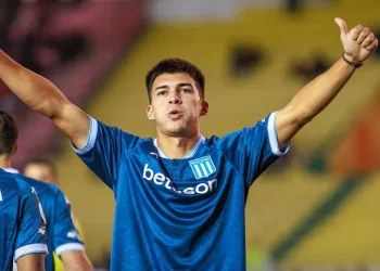 Racing se recuperó tras la derrota en el clásico al vencer a Independiente Petrolero