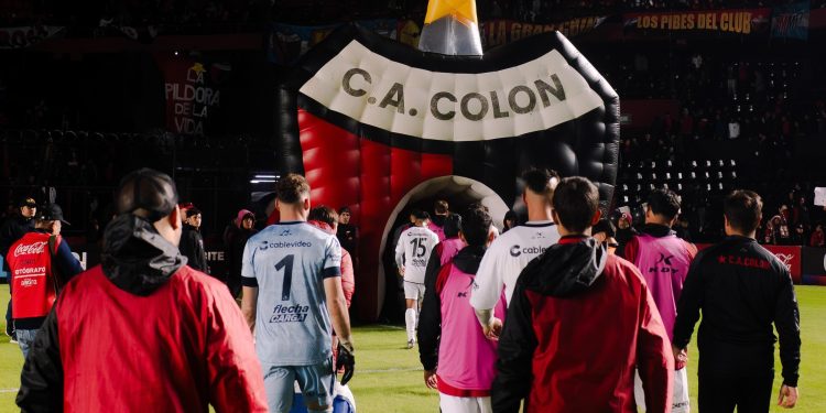 Colón mantuvo el invicto de local, pero el punto sirvió de poco