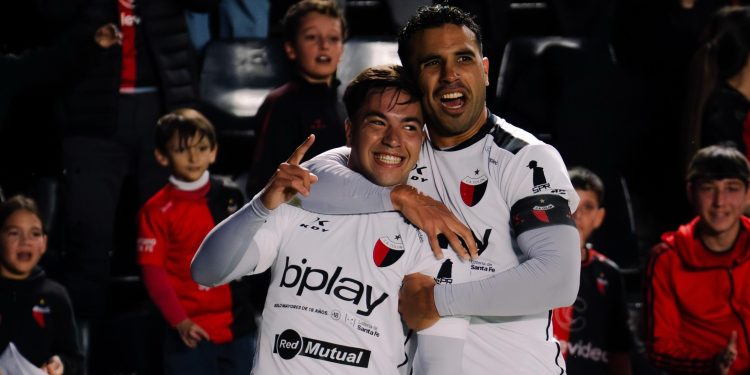 Colón mantuvo el invicto de local, pero el punto sirvió de poco