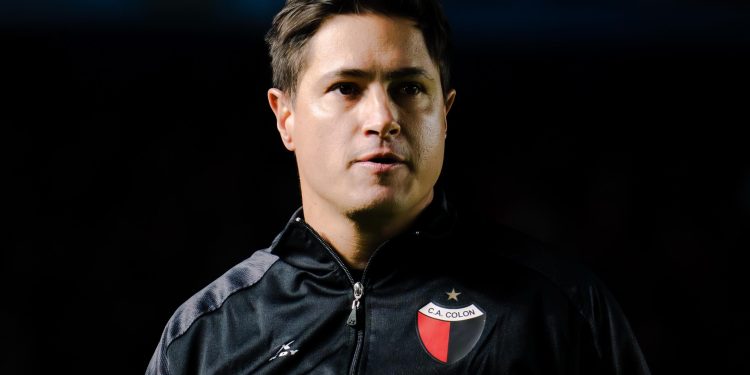 Colón mantuvo el invicto de local, pero el punto sirvió de poco