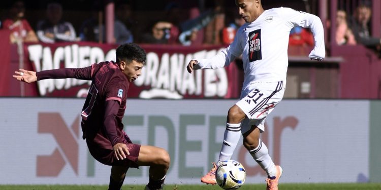 Lanús y Riestra empataron en una tarde para el olvido