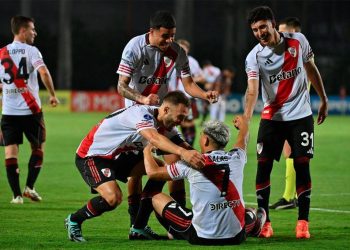 Con diez y Viña de arquero, River se lo ganó en la última a Carabobo