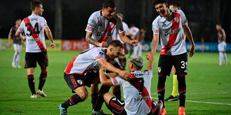 Con diez y Viña de arquero, River se lo ganó en la última a Carabobo